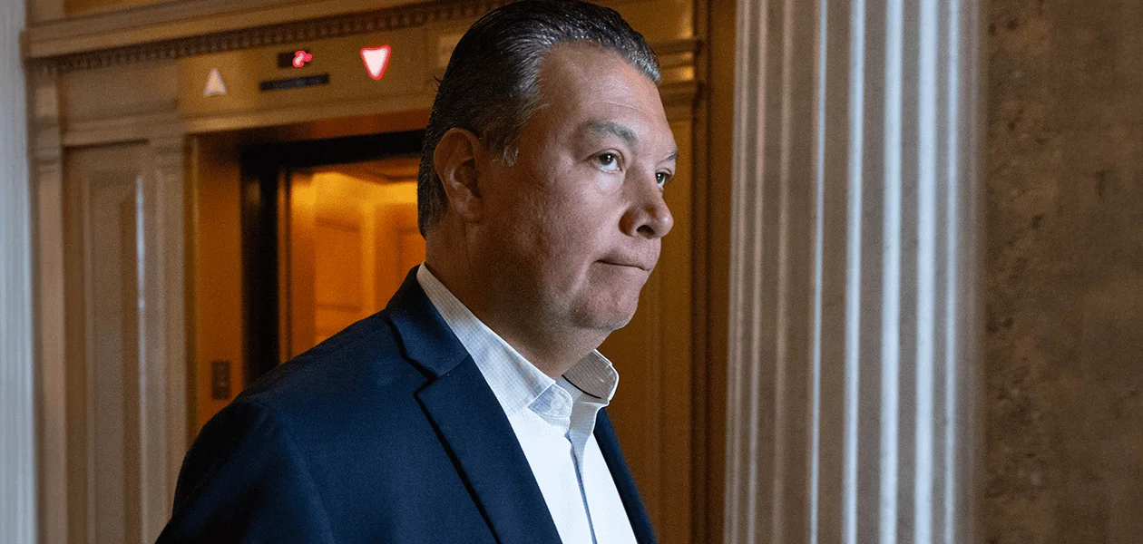 Alex Padilla, senador por California, expulsado de conferencia de gabinete de Trump