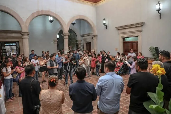 Autoridades y representantes de medios de comunicacion durante la inauguracion de Fotoperiodismo el otro lado del mundo