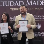 Bárbara Rojas, directora de mercadotecnia de Ciudad Maderas y Francisco Javier Pría, director comercial del Club Necaxa, en firma de convenio