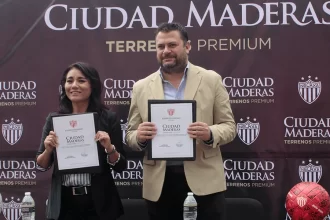 Bárbara Rojas, directora de mercadotecnia de Ciudad Maderas y Francisco Javier Pría, director comercial del Club Necaxa, en firma de convenio
