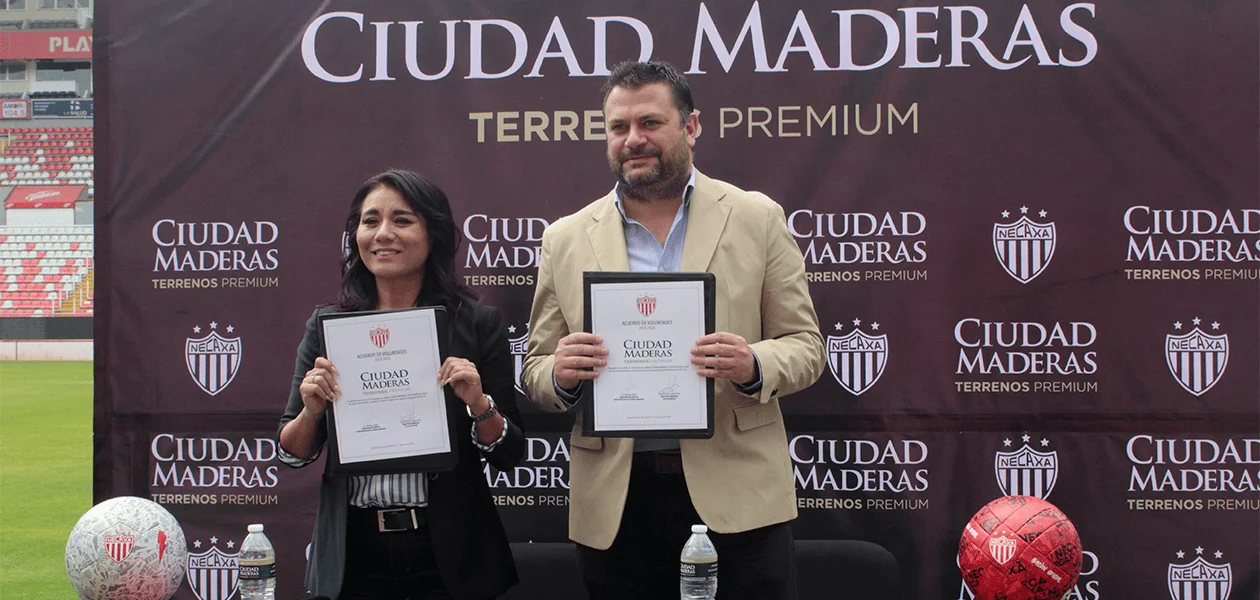 Bárbara Rojas, directora de mercadotecnia de Ciudad Maderas y Francisco Javier Pría, director comercial del Club Necaxa, en firma de convenio
