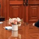 Claudia Sheinbaum, presidenta de México y Christopher Landau, subsecretario de Estado de E. U., durante su reunión de este miércoles en palacio nacional