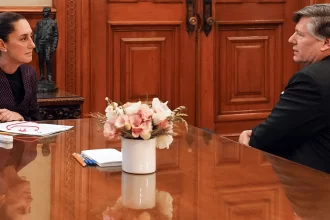 Claudia Sheinbaum, presidenta de México y Christopher Landau, subsecretario de Estado de E. U., durante su reunión de este miércoles en palacio nacional