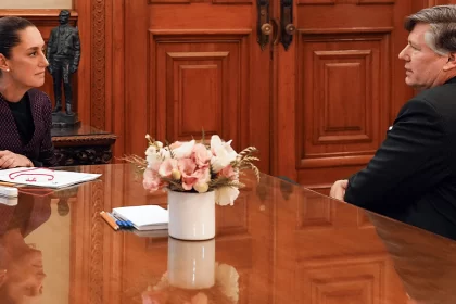 Claudia Sheinbaum, presidenta de México y Christopher Landau, subsecretario de Estado de E. U., durante su reunión de este miércoles en palacio nacional
