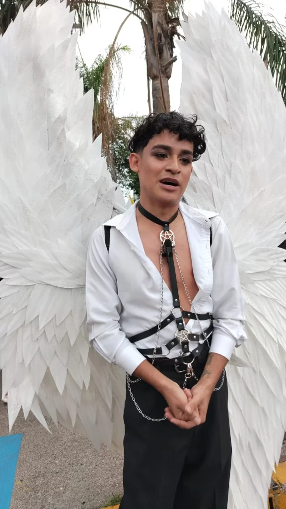 Dani Guerrero acudio a la marcha del orgullo representando a un angel 1