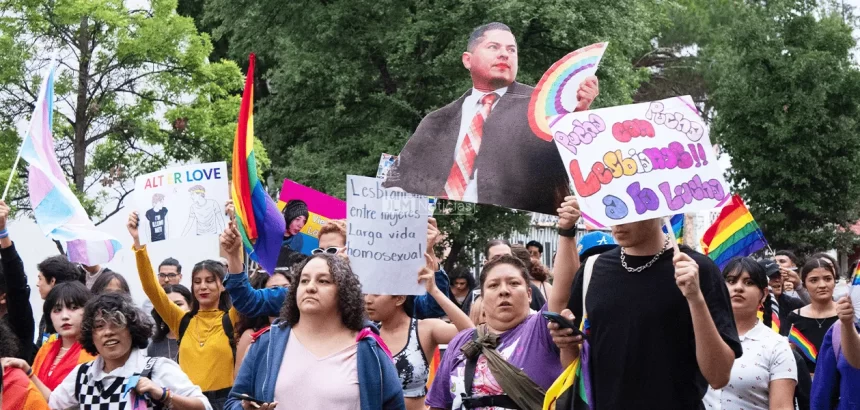 De manera pacífica se conmemoró la lucha de la comunidad LGBTTTIQ+ durante la marcha del orgullo 2025.