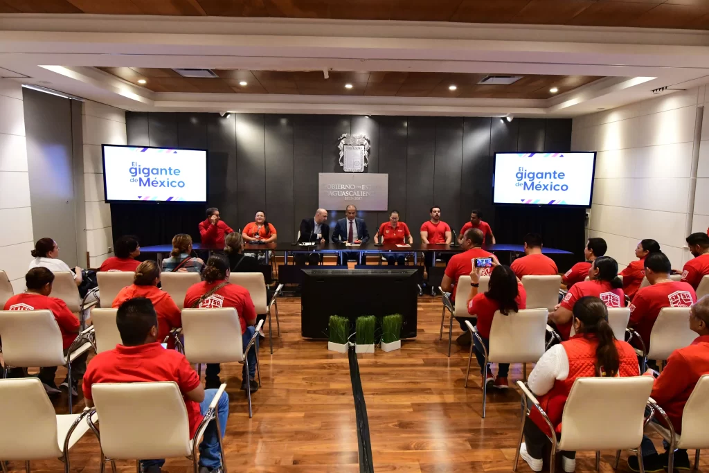 Delia Felix dirigente sindical del ISSEA se reunio con Antonio Arambula secretario de gobierno