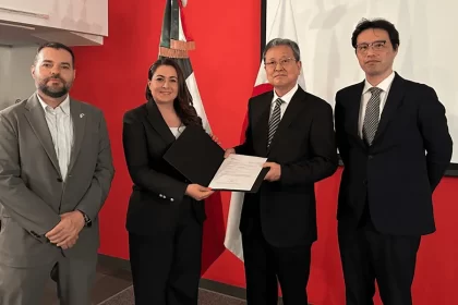 Directivos de la empresa japonesa Tokai Kogyo, con la gobernadora Tere Jiménez y el secretario de Desarrollo Económico, Ciencia y Tecnología, Esaú Garza de Vega