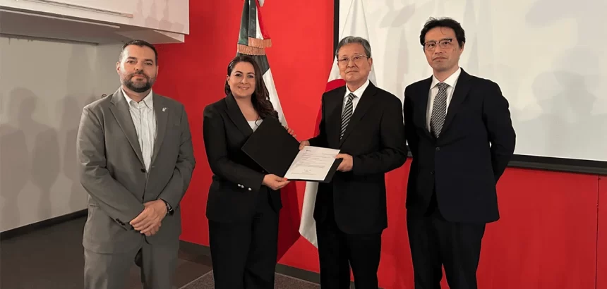Directivos de la empresa japonesa Tokai Kogyo, con la gobernadora Tere Jiménez y el secretario de Desarrollo Económico, Ciencia y Tecnología, Esaú Garza de Vega