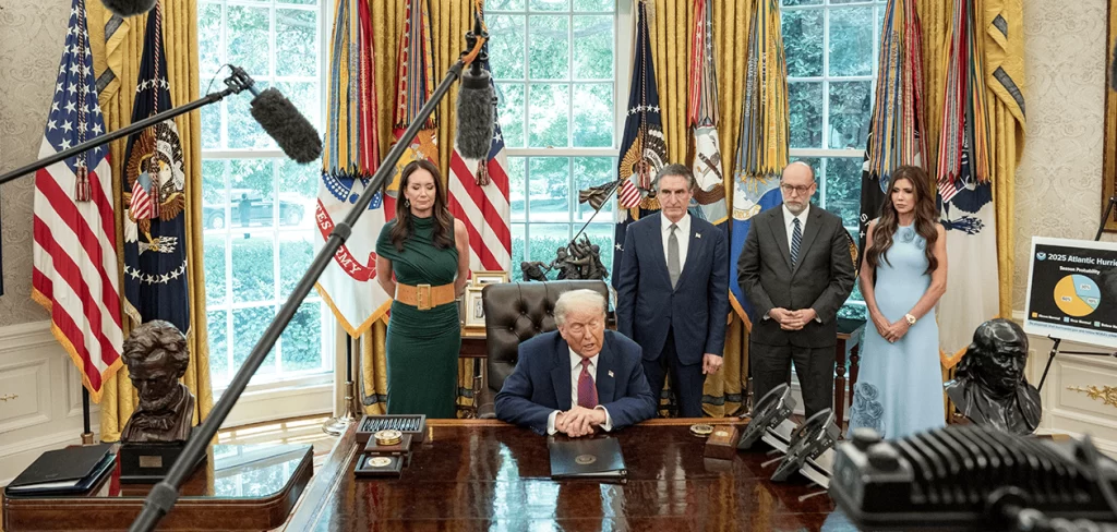 Donald Trump en la oficina oval