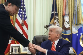 El "bromance" de Elon Musk y Donald Trump se desvanece públicamente, en medio de ofensivas entre ambos