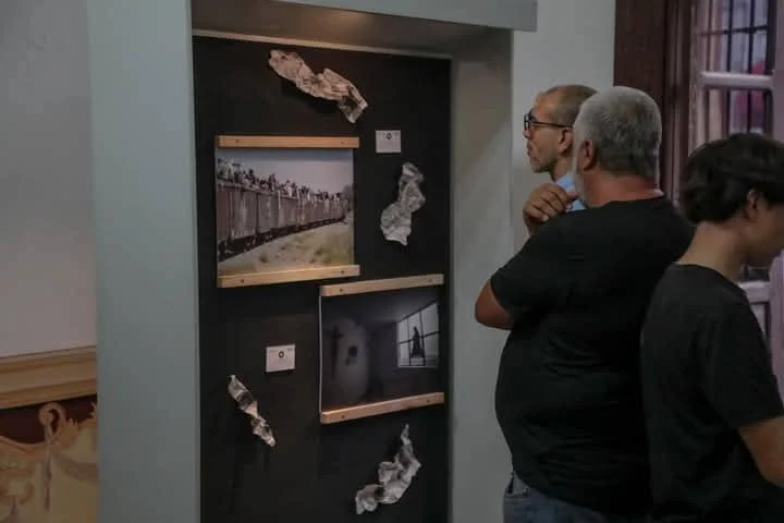 El fotoperiodista Beto Urena describe a los asistentes la historia que hay detras de su fotografia