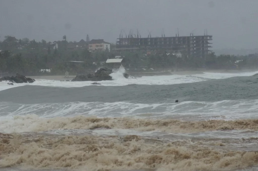 En Oaxaca las embarcaciones quedaron inundadas ante el paso del huracan Erick