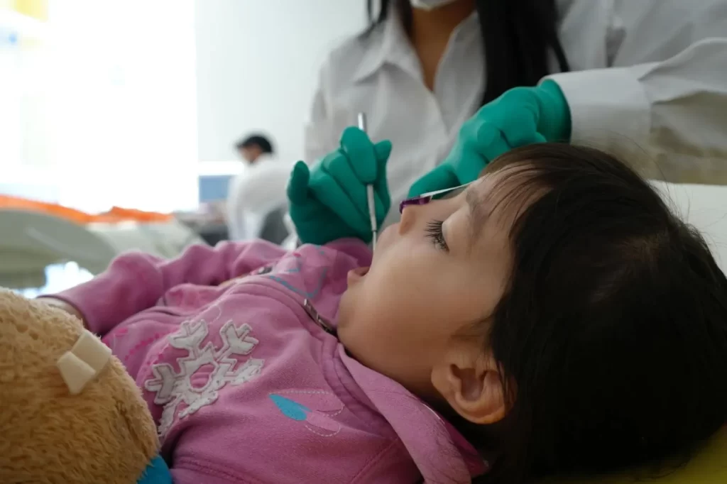 Entre los servicios que ofrece destacan tratamiento quirurgico protesis ortodoncia atencion psicologica y terapia de lenguaje