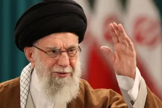 Jameneí responde a bombardeos de EE.UU. con un ataque en Qatar y una advertencia firme: Irán no se someterá.