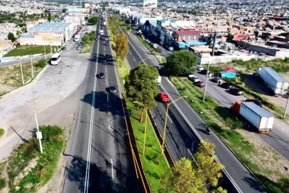 Se realizaron trabajos de limpieza general, desmalezado, pintura en barandales del puente y postes, aplicación de recubrimiento anti-graffiti, retiro de propaganda y acciones de arborización con la plantación de 100 huizaches