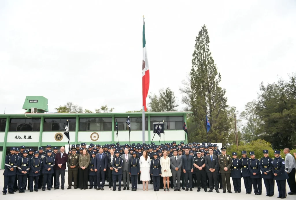 Tere Jiménez reconoció el esfuerzo y disciplina de 192 jóvenes graduados de bachilleratos militarizados en Aguascalientes.