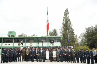 Tere Jiménez reconoció el esfuerzo y disciplina de 192 jóvenes graduados de bachilleratos militarizados en Aguascalientes.