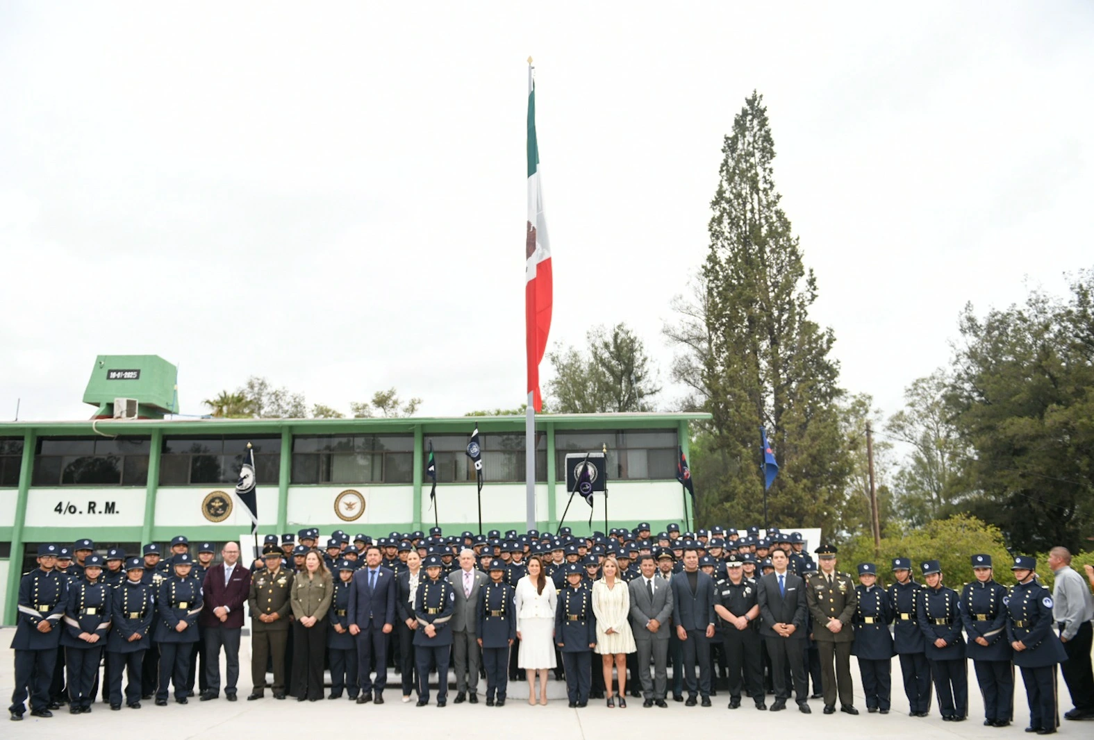 Tere Jiménez reconoció el esfuerzo y disciplina de 192 jóvenes graduados de bachilleratos militarizados en Aguascalientes.