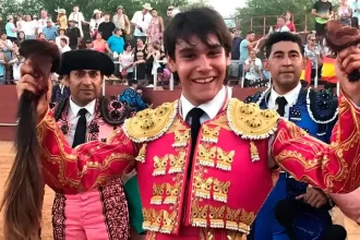 Vaya presentación tuvo ayer vestido de luces en España, Javier Spínola Rivera, el nieto de Curro Rivera quien triunfó rotundamente en la plaza de Abenoja, provincia de Ciudad Real.