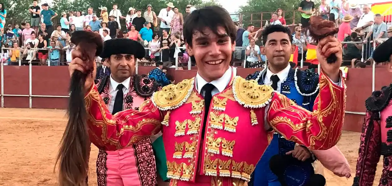 Vaya presentación tuvo ayer vestido de luces en España, Javier Spínola Rivera, el nieto de Curro Rivera quien triunfó rotundamente en la plaza de Abenoja, provincia de Ciudad Real.