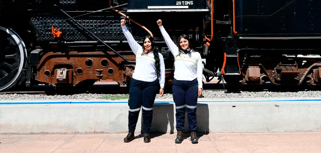 Las aguascalentenses, Cassandra Cháirez y Yulissa Gaytán, se convirtieron en las primeras maquinistas ferroviarias en México.