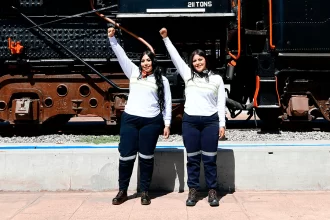 Las aguascalentenses, Cassandra Cháirez y Yulissa Gaytán, se convirtieron en las primeras maquinistas ferroviarias en México.