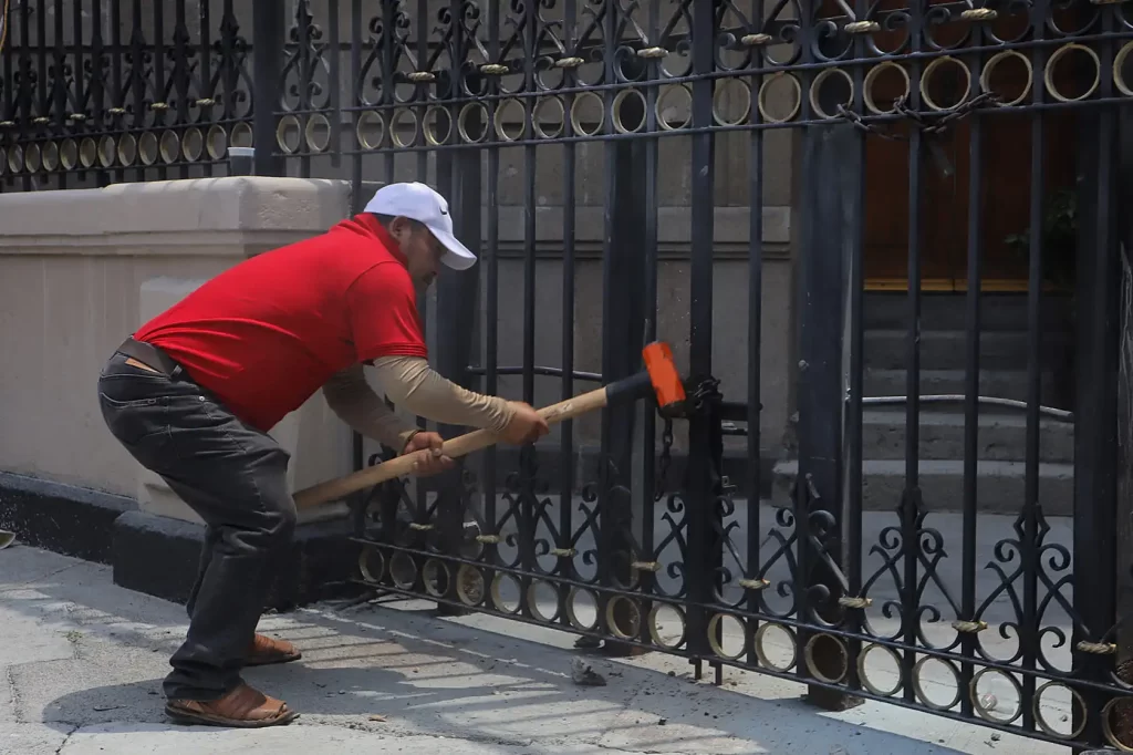Los maestros trataron de derribar las puertas de la dependencia para ingresar al edificio