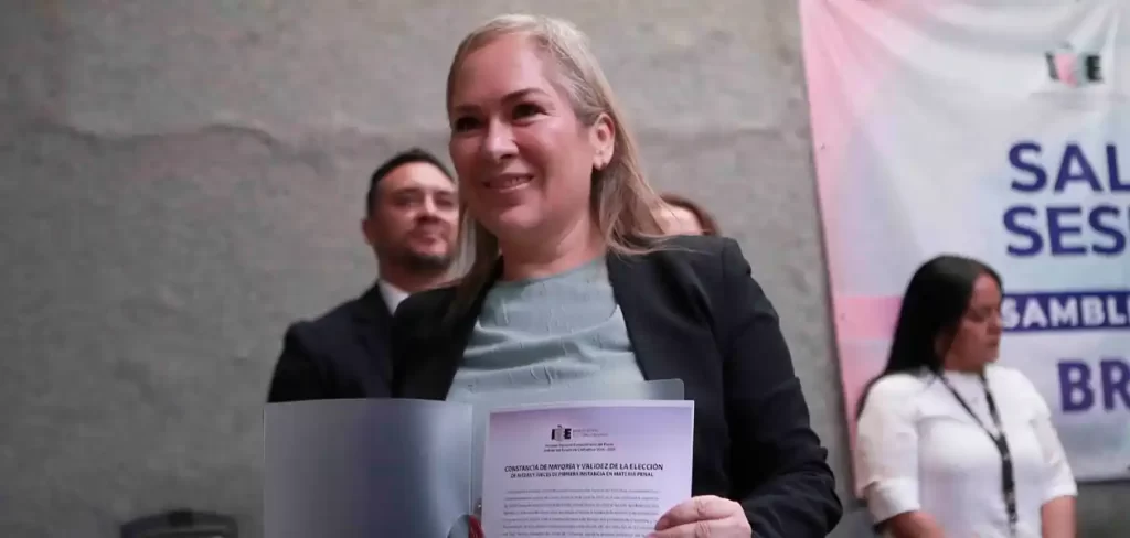 Silvia Rocío Delgado García, exdefensora del narcotraficante Joaquín "El Chapo" Guzmán, recibe constancia como jueza de lo penal