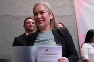 Silvia Rocío Delgado García, exdefensora del narcotraficante Joaquín "El Chapo" Guzmán, recibe constancia como jueza de lo penal