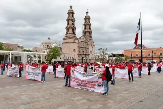 Trabajadores del ISSEA se manifestaron a las afueras de gobierno para demandar acoso laboral por parte de directivos