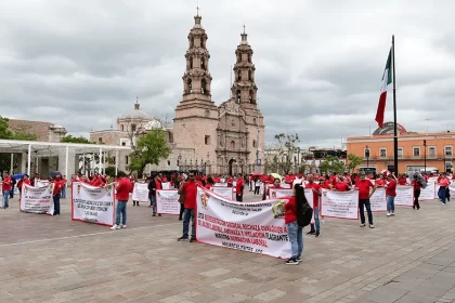 Trabajadores del ISSEA se manifestaron a las afueras de gobierno para demandar acoso laboral por parte de directivos