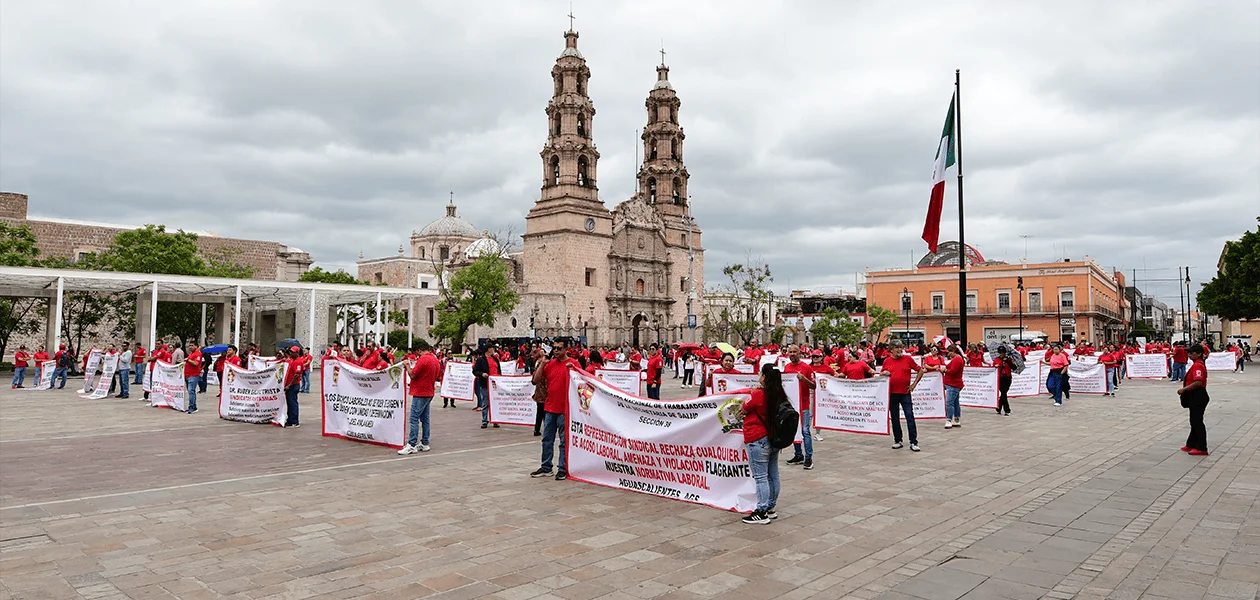 Trabajadores del ISSEA se manifestaron a las afueras de gobierno para demandar acoso laboral por parte de directivos
