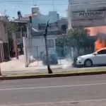 Un auto incendiado dejó un corto en transformadores del fraccionamiento Cuarto Centenario