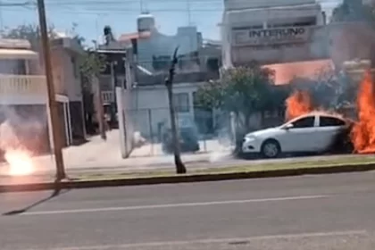 Un auto incendiado dejó un corto en transformadores del fraccionamiento Cuarto Centenario