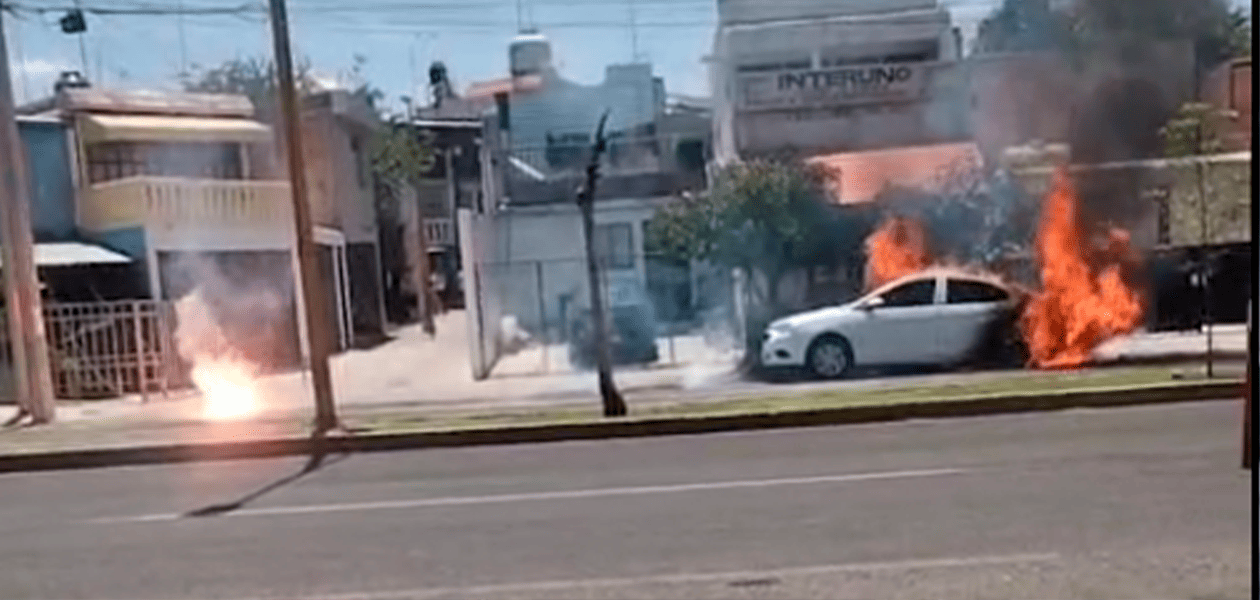 Un auto incendiado dejó un corto en transformadores del fraccionamiento Cuarto Centenario