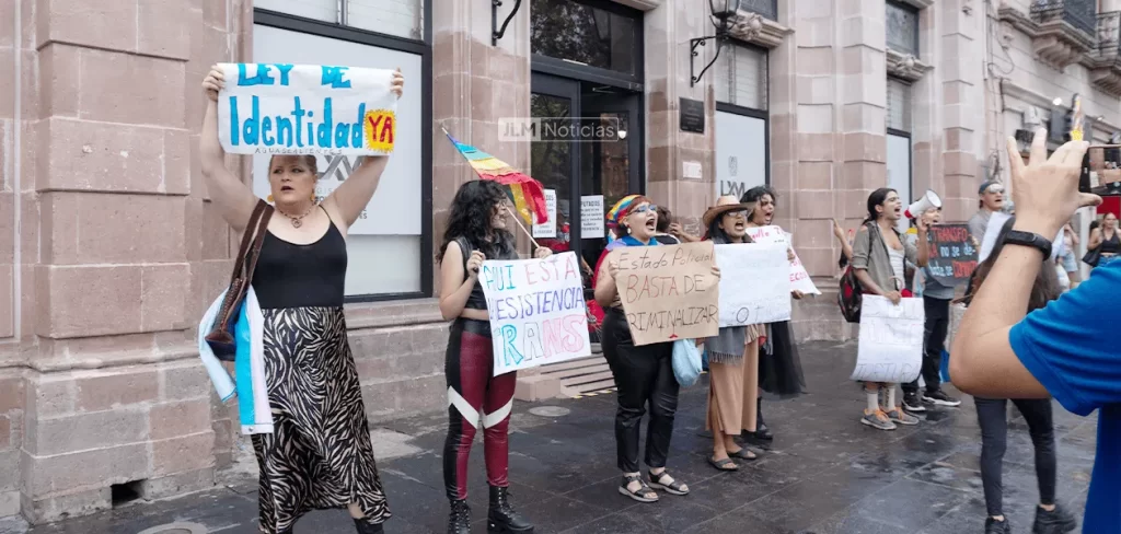 Un grupo se manifesto a las afueras del Congreso local para demandar la falta de leyes en favor de la comunidad LGBTTTIQ