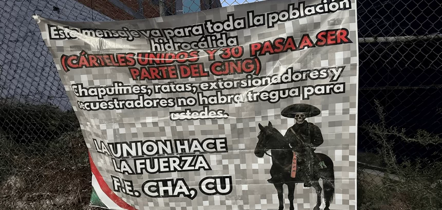 Varias narcomantas fueron colocadas en diferentes puntos de la ciudad este martes, firmadas por El Charro y el CJNG