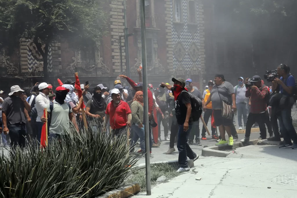 Varios de ellos encapuchados los maestros se enfrentaron con elementos de la policia