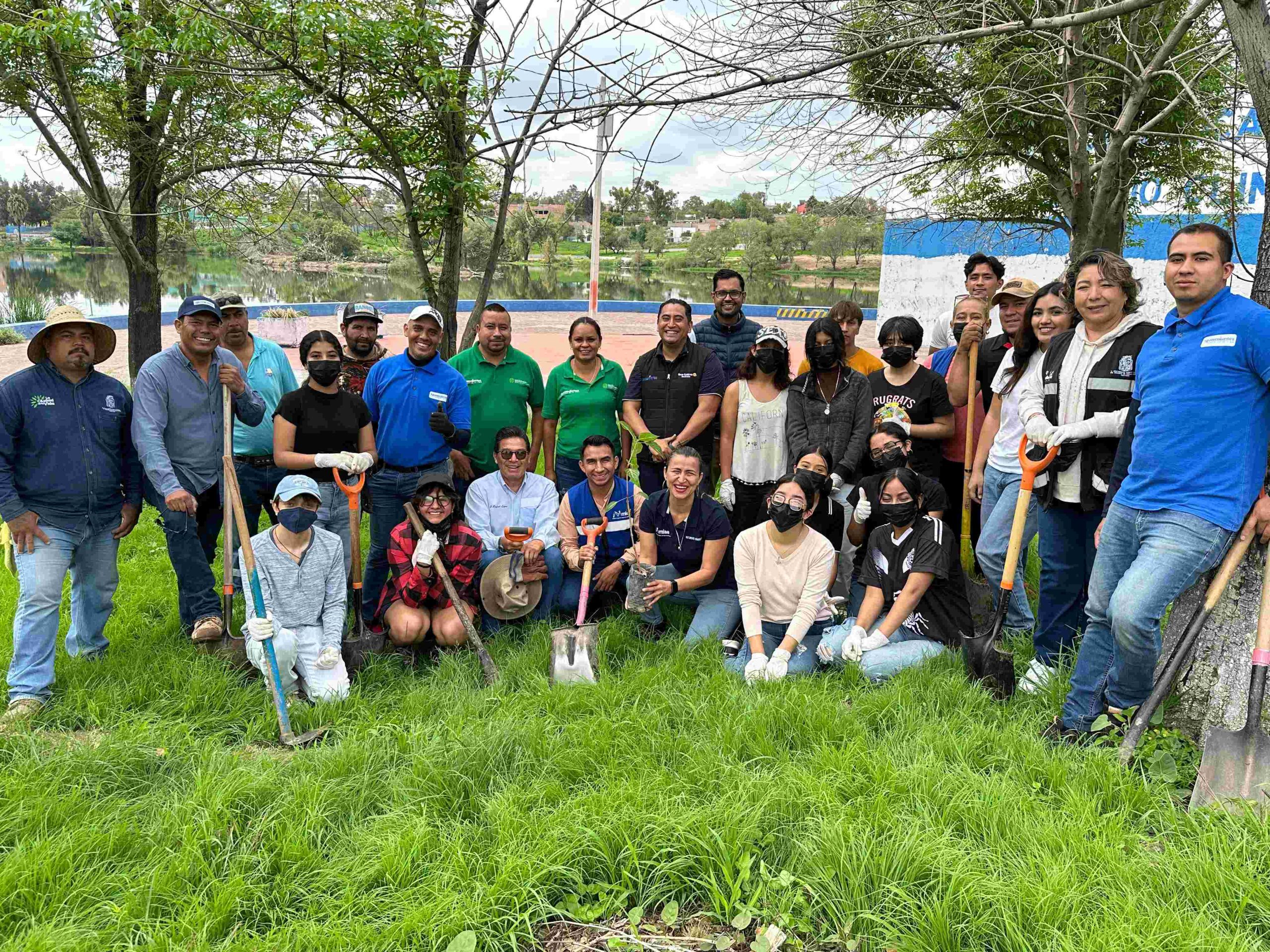 Se contó con la participación de planteles educativos y vecinos de zonas aledañas para plantar truenos, encinos, fresnos, palmas y parras