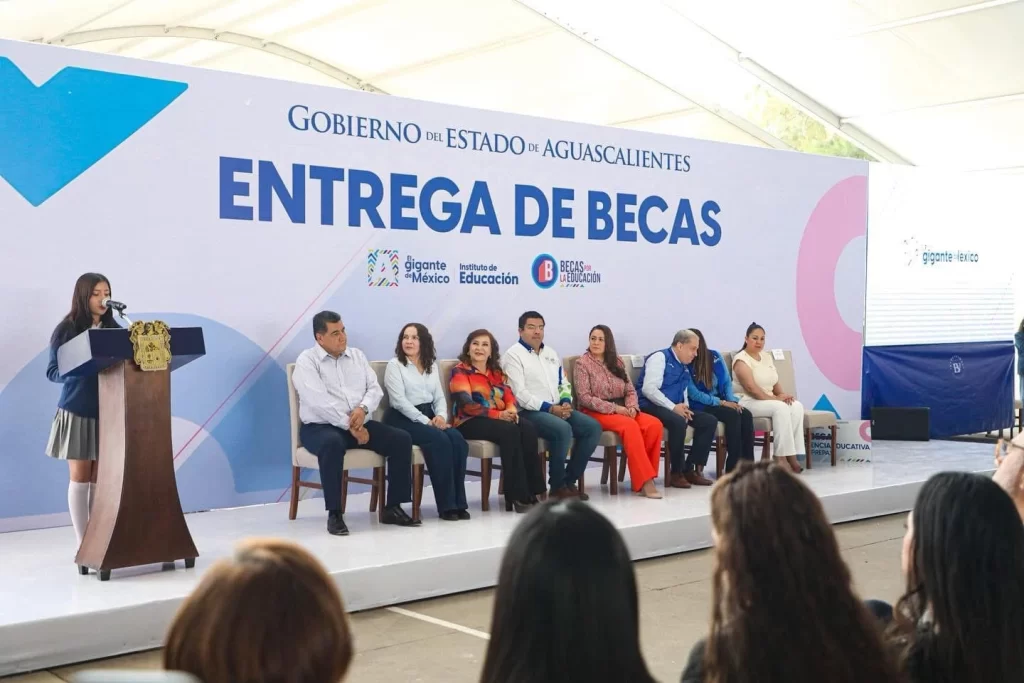 Alumnos agradecieron el respaldo de Gobierno del Estado a traves de las becas para la educacion
