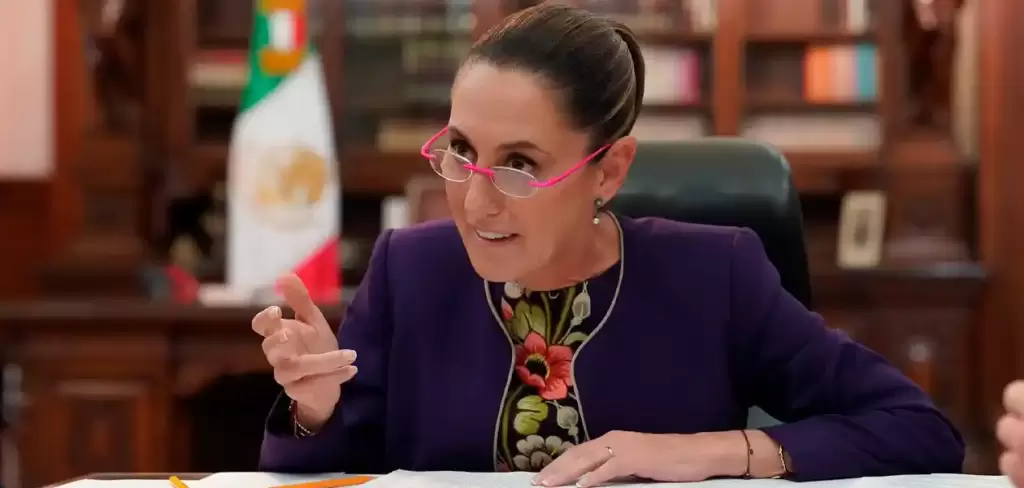 La presidenta de México, Claudia Sheinbaum, en llamada con el presidente de Estados Unidos, Donald Trump. Anunció una nueva prórroga de 90 días en la aplicación de la mayoría de aranceles para México. Foto: JLMNoticias / Gobierno de México.