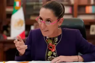 La presidenta de México, Claudia Sheinbaum, en llamada con el presidente de Estados Unidos, Donald Trump. Anunció una nueva prórroga de 90 días en la aplicación de la mayoría de aranceles para México. Foto: JLMNoticias / Gobierno de México.