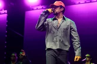 Bad Bunny durante un concierto. Foto de EFE.