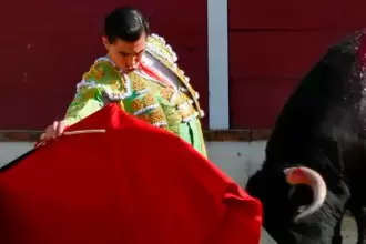 De rodillas, mostrando actitud, tuvo que ponerse Aloi para que sus astados medio embistieran. Foto: JLMNoticias / Especial / Memo Leal.