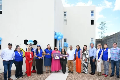 Ganadoras del sorteo del Día de la Familia reciben casas nuevas en Ribera del Sol; Tere Jiménez reitera su compromiso con la vivienda digna.