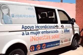 Camioneta de Vifac de Ciudad Juárez, Chihuahua con logotipo de beneficiarios. Foto Verónica Martínez Open Democracy