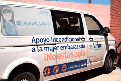 Camioneta de Vifac de Ciudad Juárez, Chihuahua con logotipo de beneficiarios. Foto Verónica Martínez Open Democracy