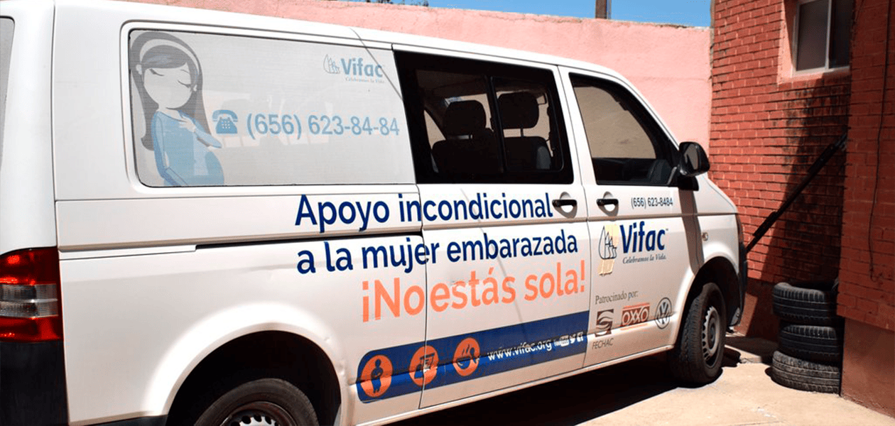 Camioneta de Vifac de Ciudad Juárez, Chihuahua con logotipo de beneficiarios. Foto Verónica Martínez Open Democracy