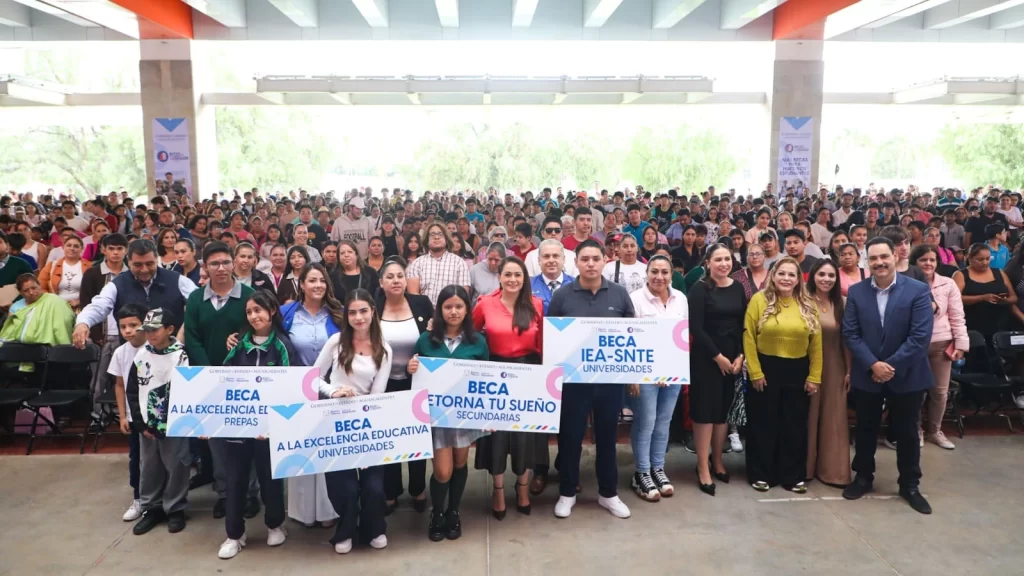 Con la entrega de becas se busca garantizar la permanencia escolar y evitar la desercion por motivos economicos